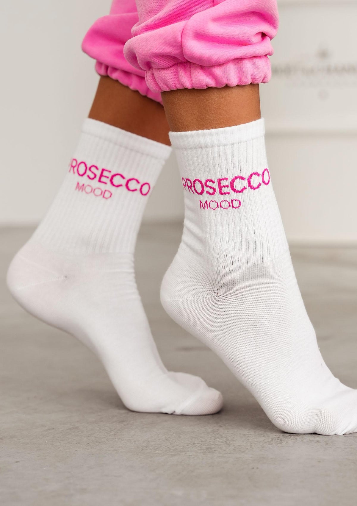 Skarpetki damskie z minimalistycznym różowym napisem Prosecco Mood Milena, za kostkę