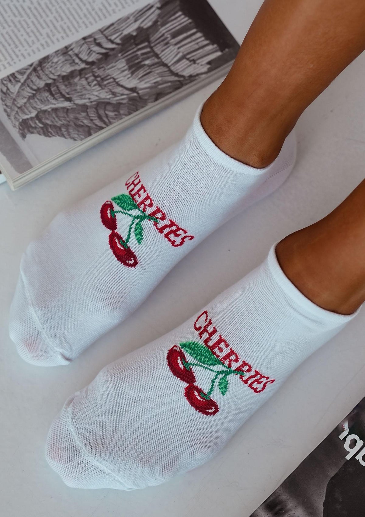 Stopki damskie bawełniane z soczystą wiśnią i napisem Cherries Milena, białe