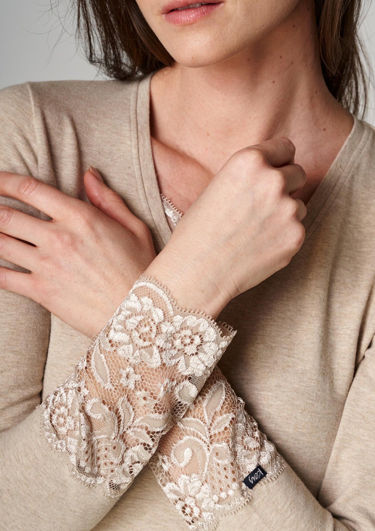Ciepła koszulka damska z długim rękawem i koronką Key Hot Touch LVD 729 4