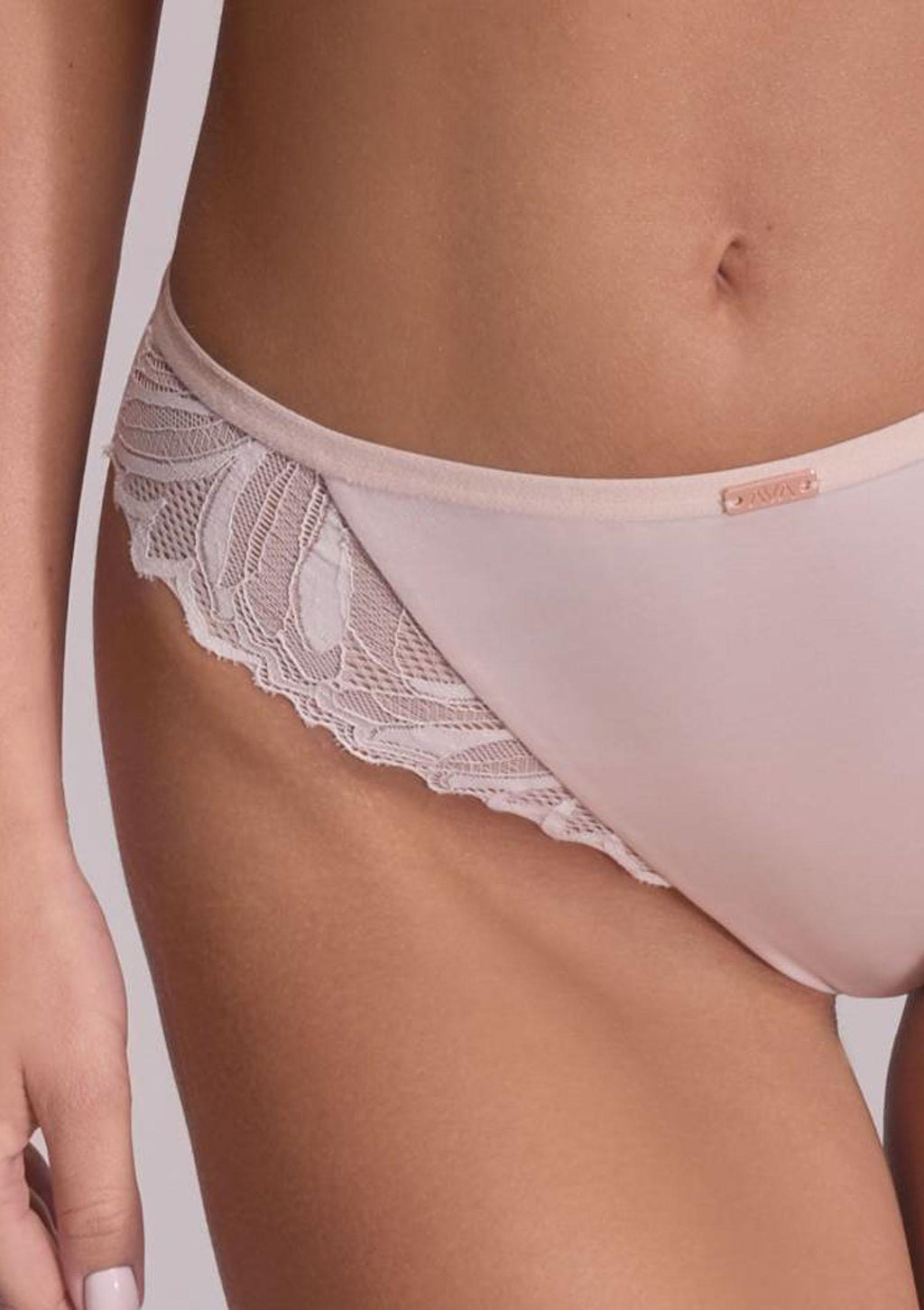 Figi damskie brazyliany Ava Yasemin 2104 z transparentną koronką na pośladkach