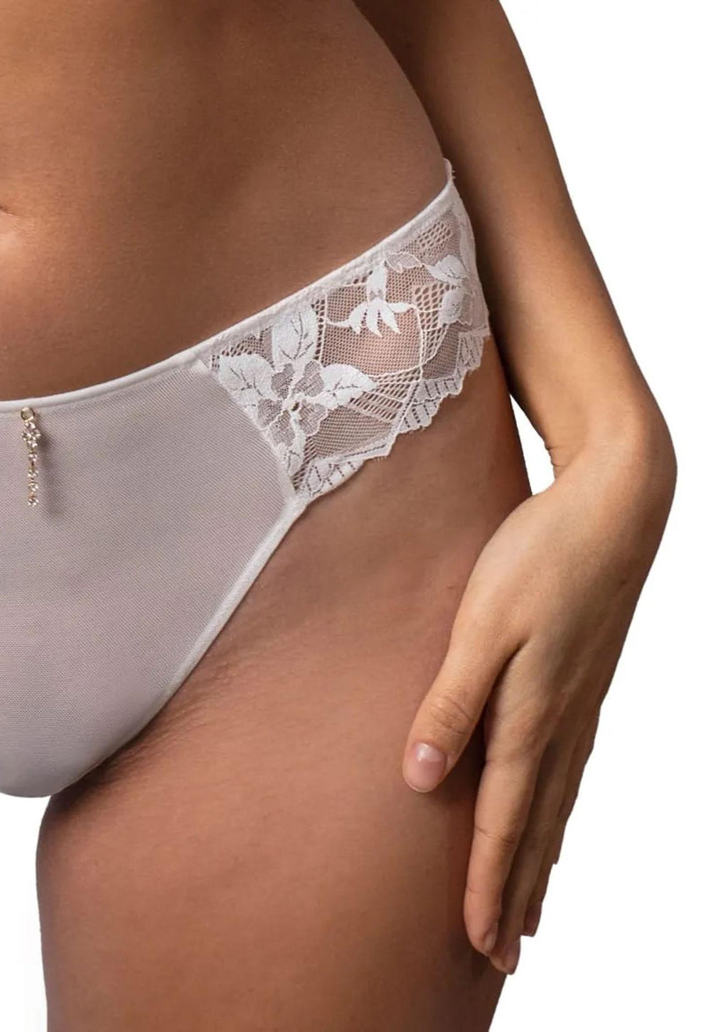 Majtki damskie brazyliany Agio DM-6341 z kwiatową koronką, off white