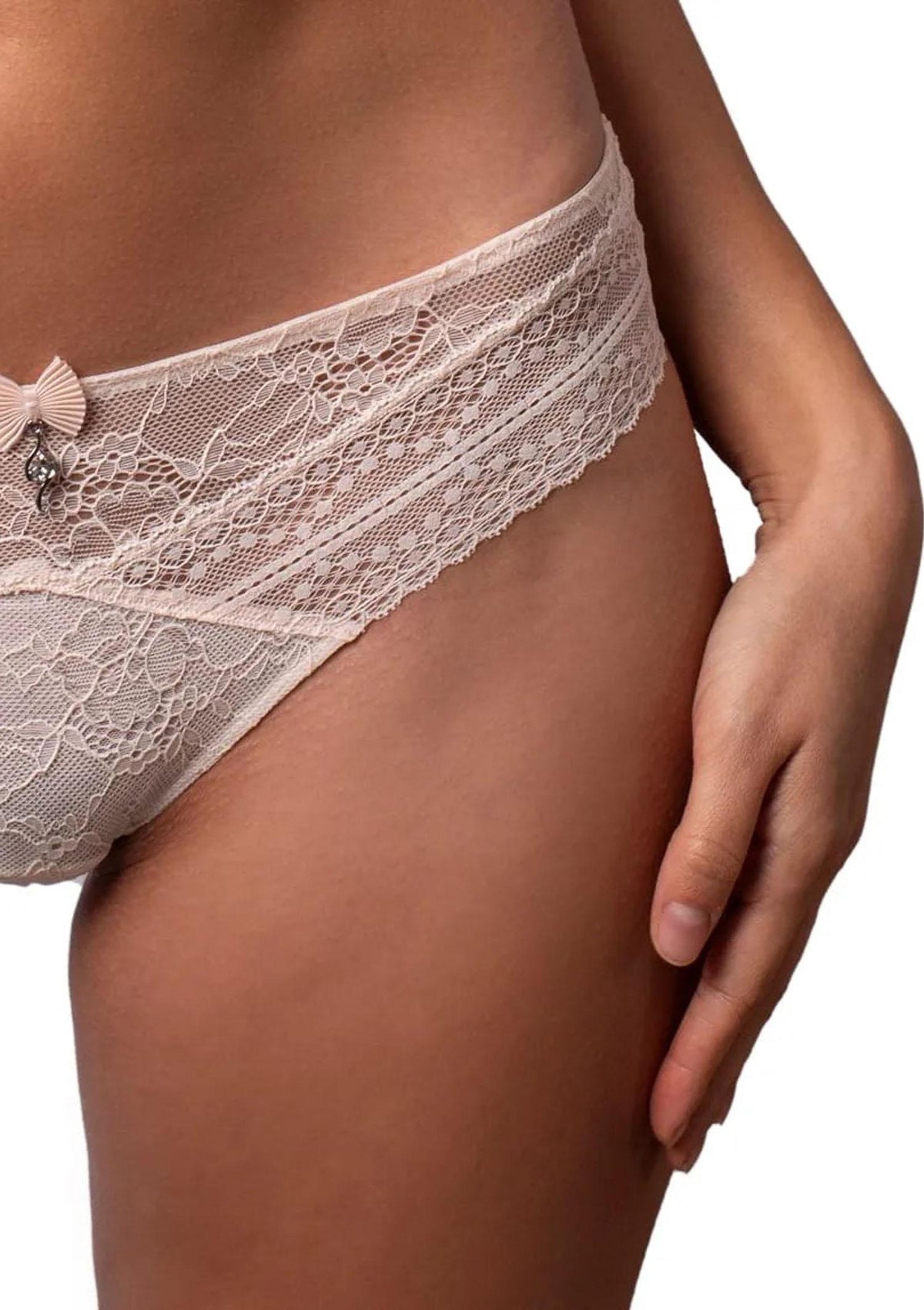 Majtki damskie brazyliany Agio DM-6342 w całości z koronki, z kokardką i zawieszką