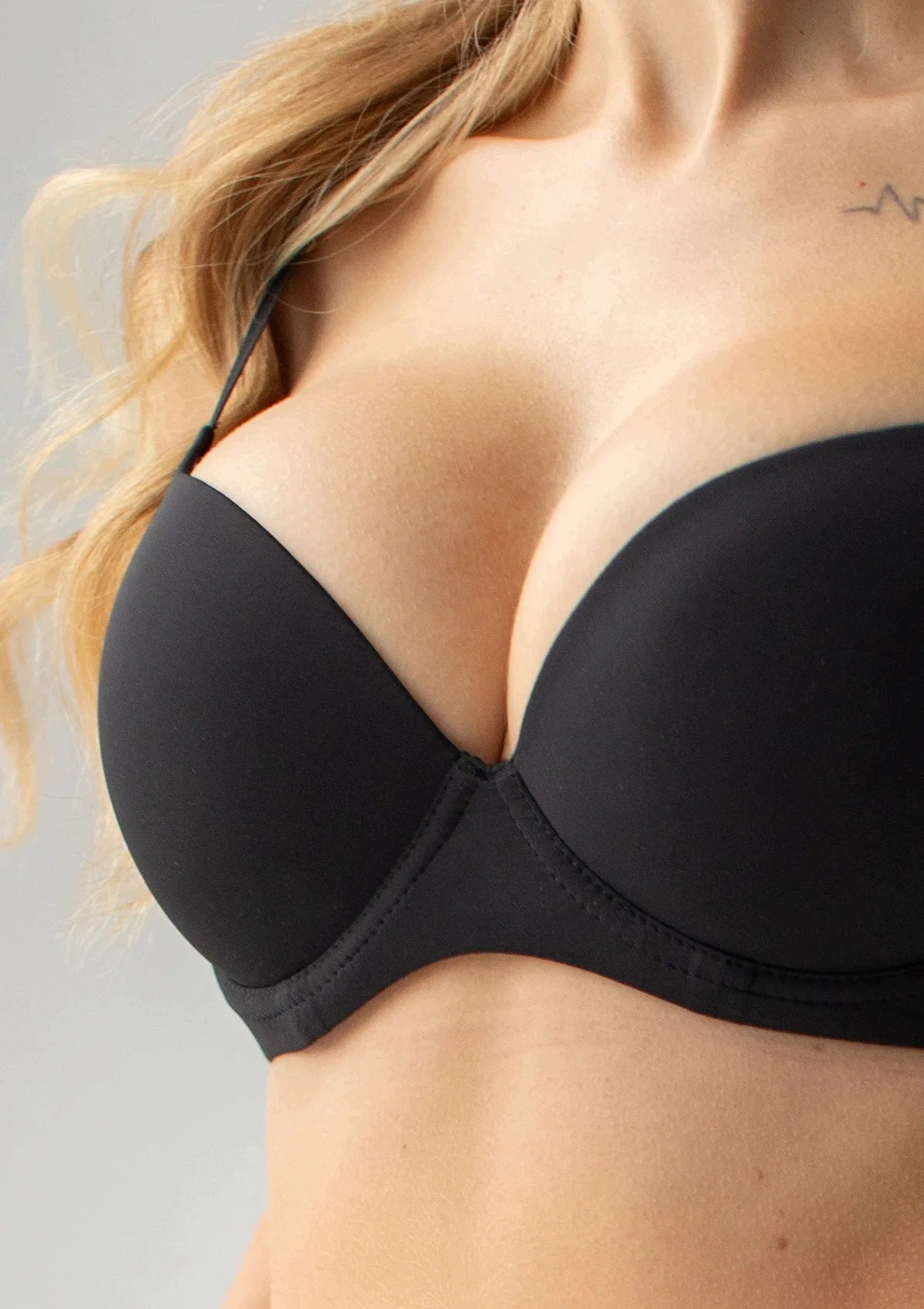 Biustonosz push-up gładki Touch Me Kleo z mikrofibry, czarny