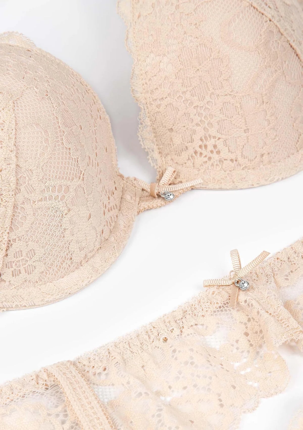 Biustonosz beżowej Sielei Allure 2674 push-up z białej koronki
