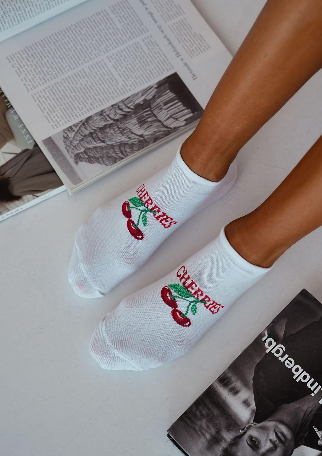 Stopki damskie bawełniane z soczystą wiśnią i napisem Cherries Milena, białe