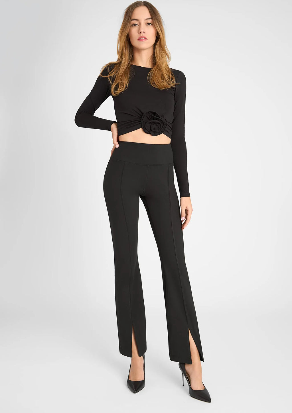 853 Flared Marilyn: legginsy damskie czarne z efektownym rozcięciem