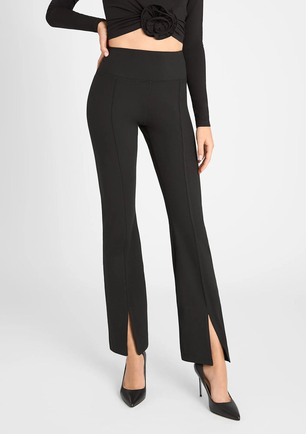 853 Flared Marilyn: legginsy damskie czarne z efektownym rozcięciem
