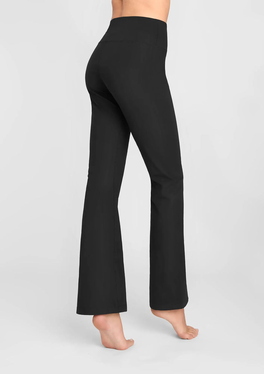 853 Flared Marilyn: legginsy damskie czarne z efektownym rozcięciem