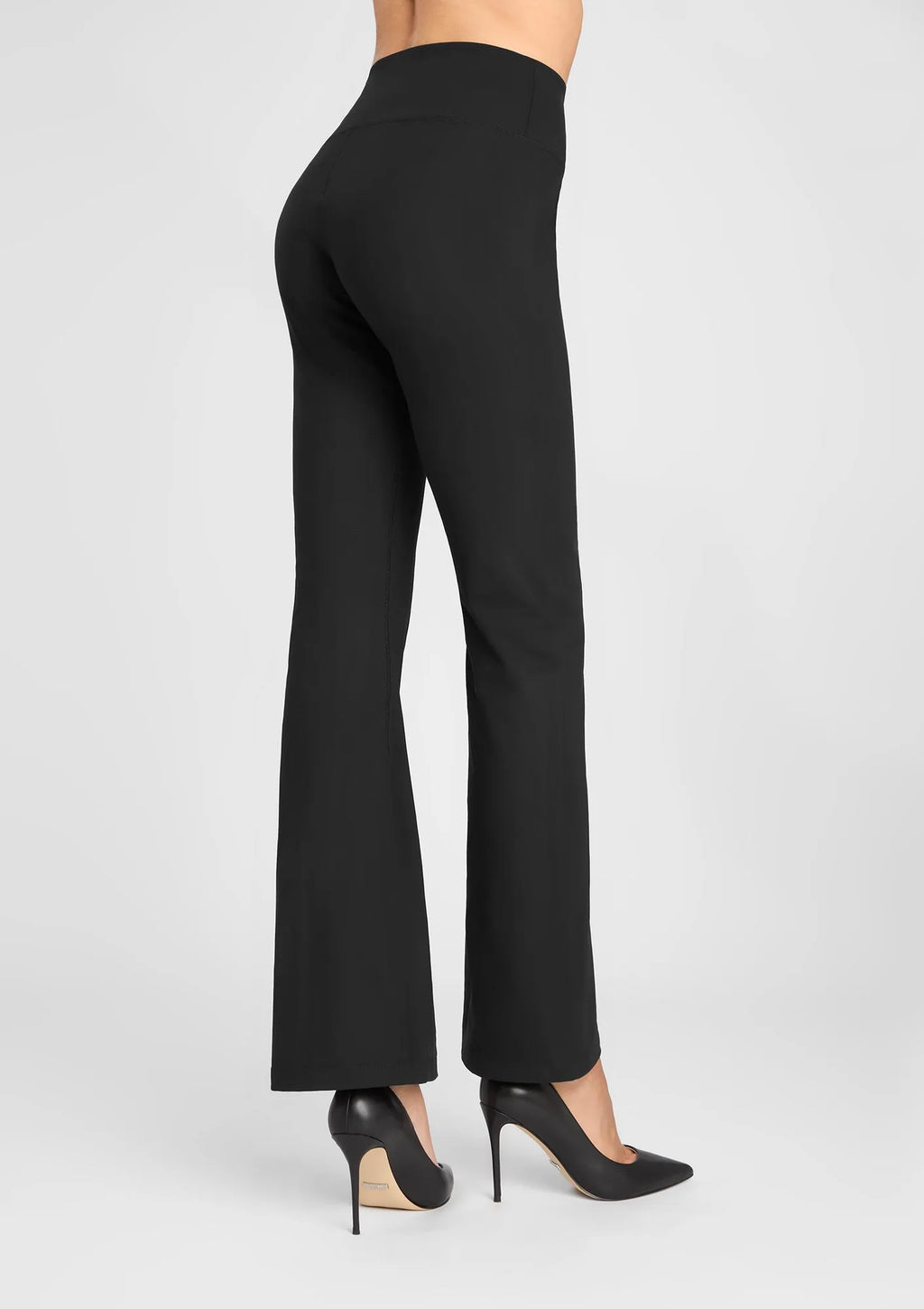 853 Flared Marilyn: legginsy damskie czarne z efektownym rozcięciem
