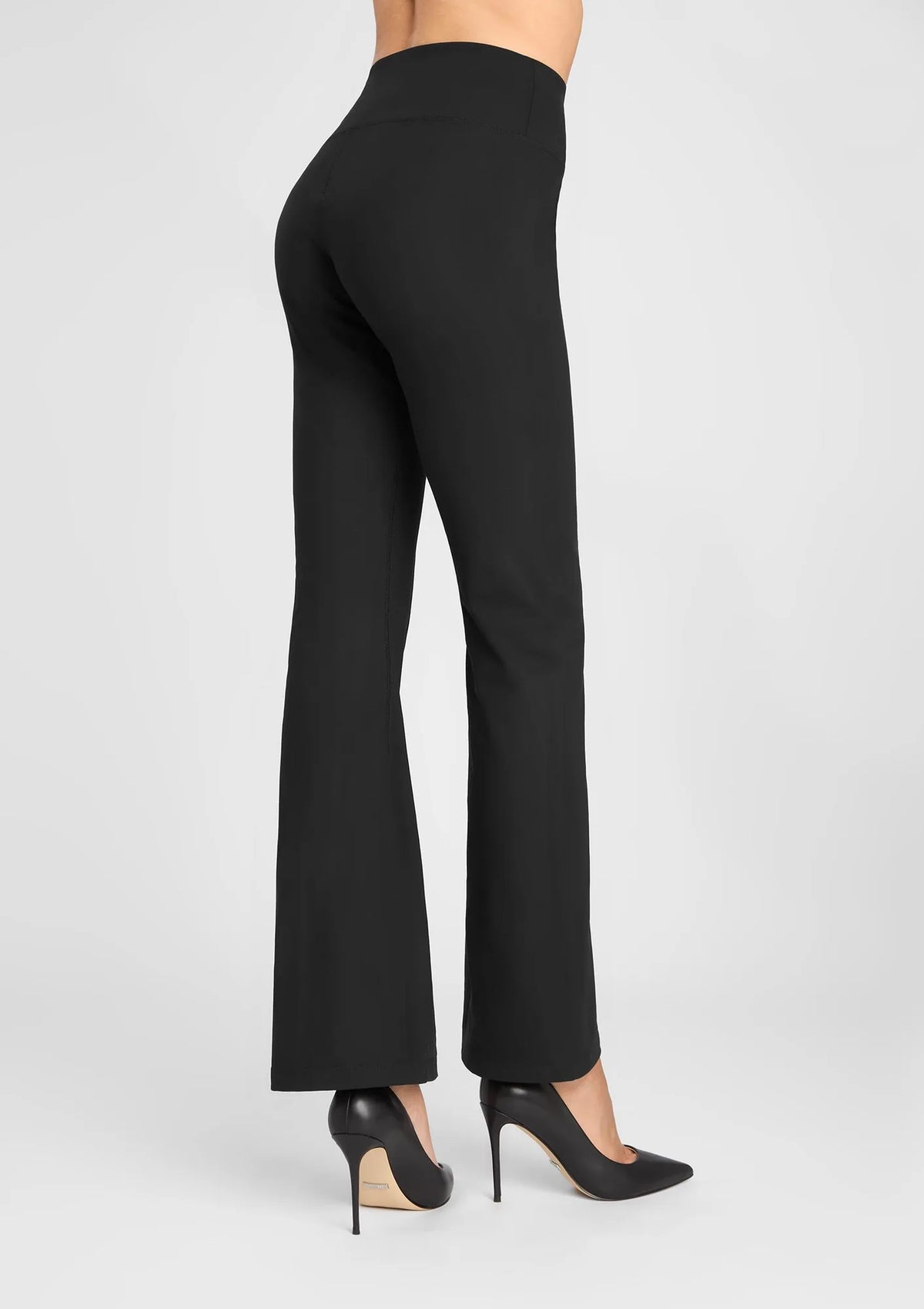 853 Flared Marilyn: legginsy damskie czarne z efektownym rozcięciem