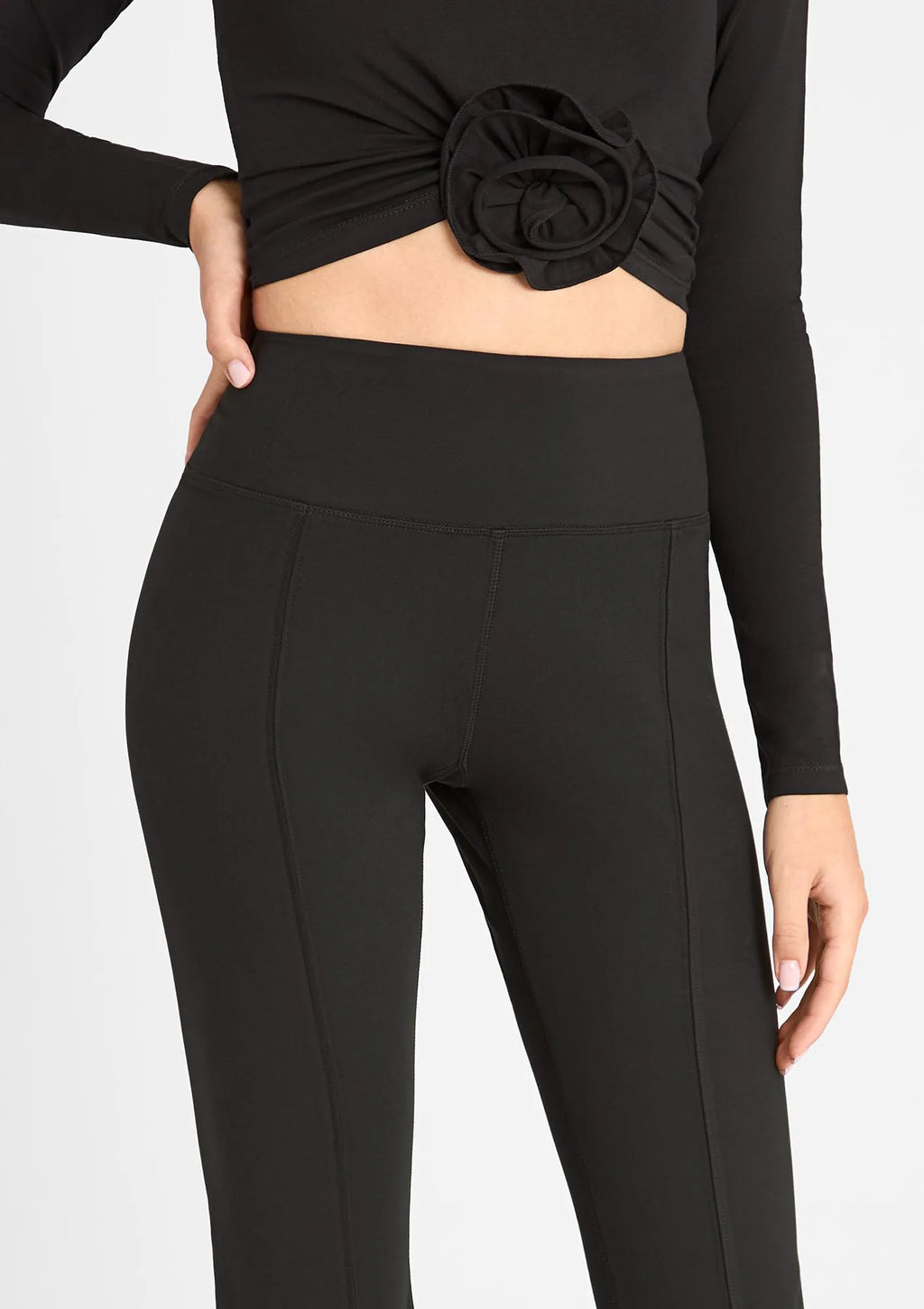 853 Flared Marilyn: legginsy damskie czarne z efektownym rozcięciem