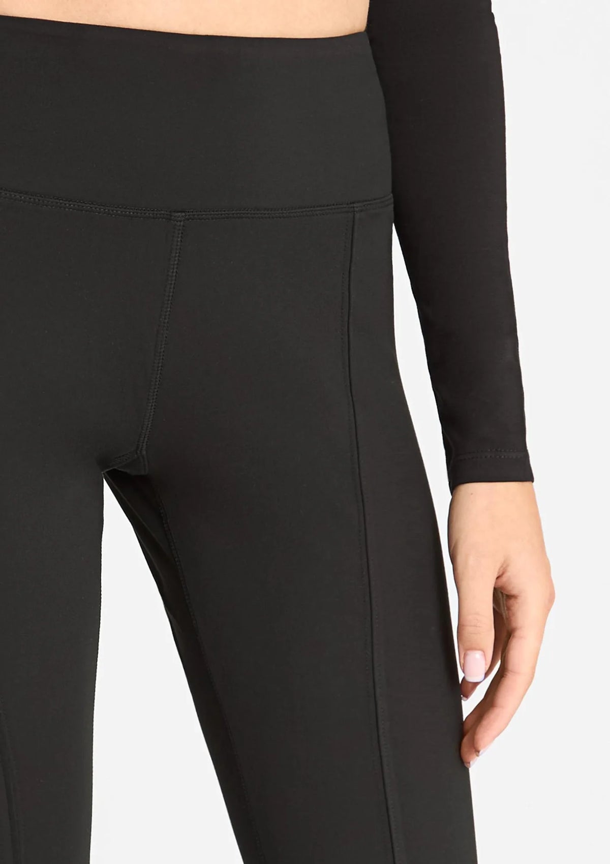 853 Flared Marilyn: legginsy damskie czarne z efektownym rozcięciem