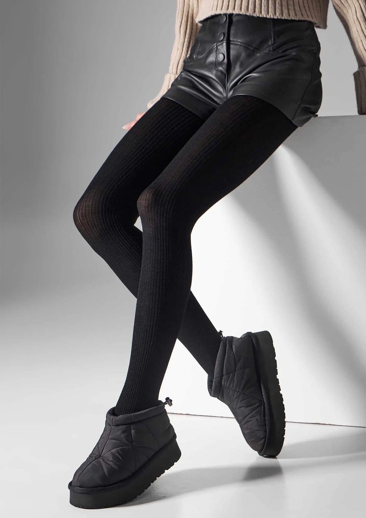Rajstopy Legs Wool Merino L2010 czarne z wełny merino w prążek