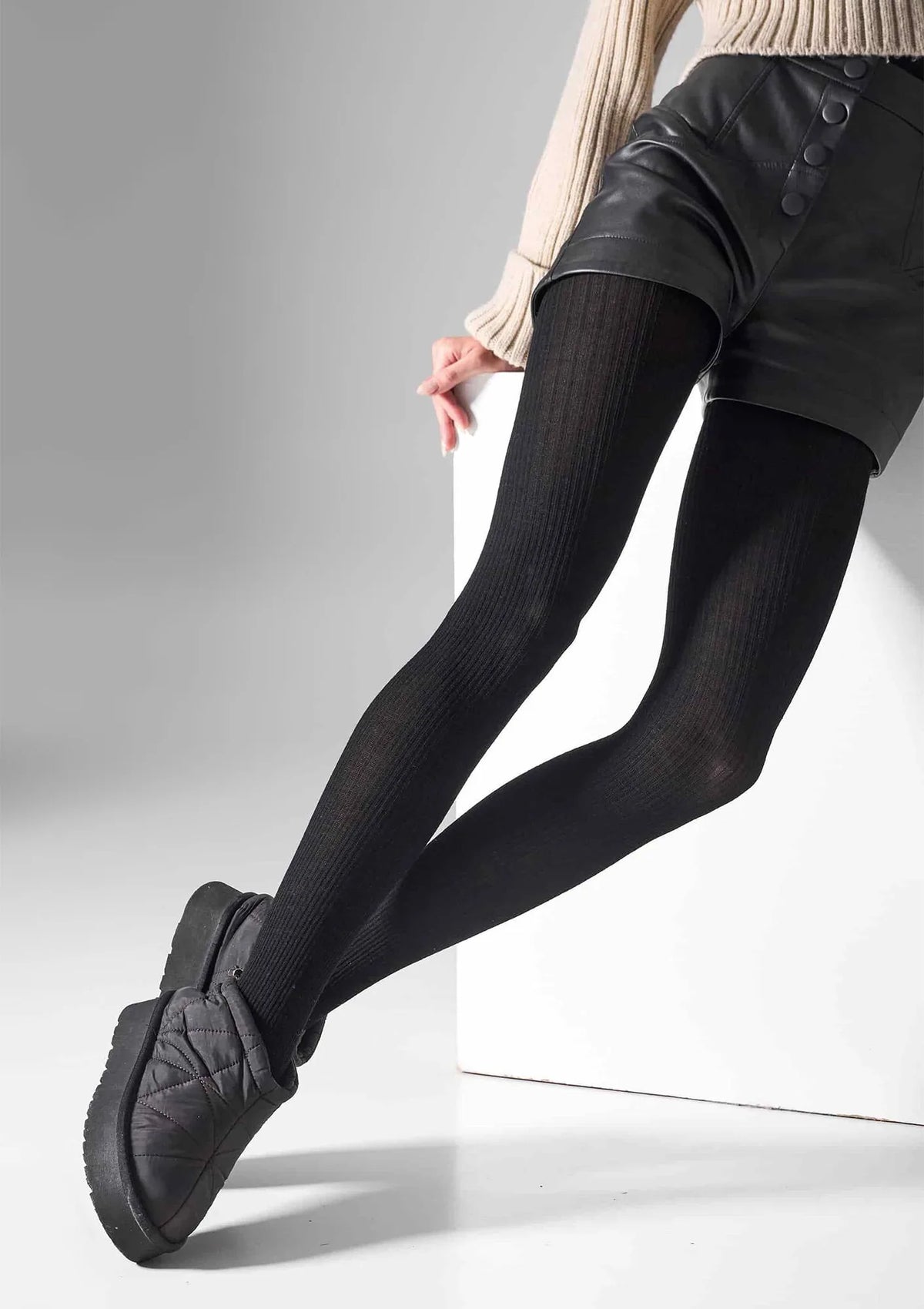 Rajstopy Legs Wool Merino L2010 czarne z wełny merino w prążek