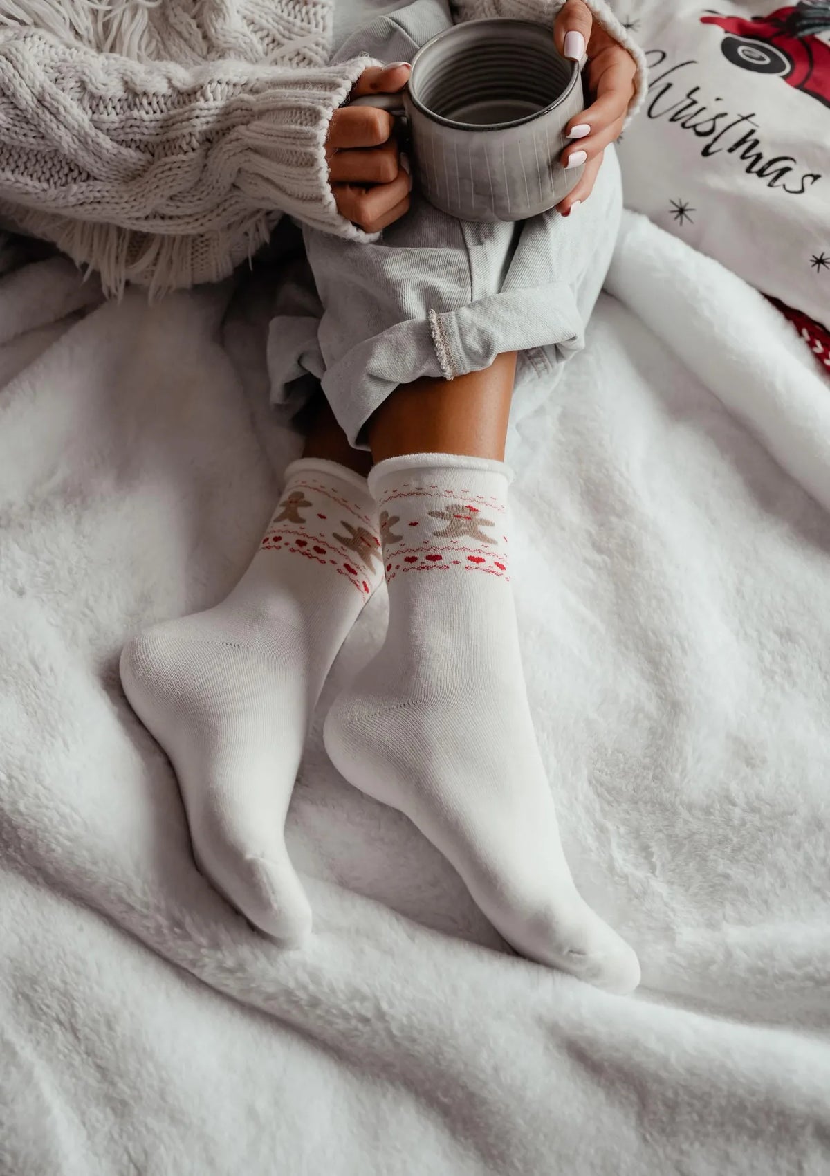 Bezuciskowe skarpetki frotte Milena ecru ze świątecznym ciastkiem