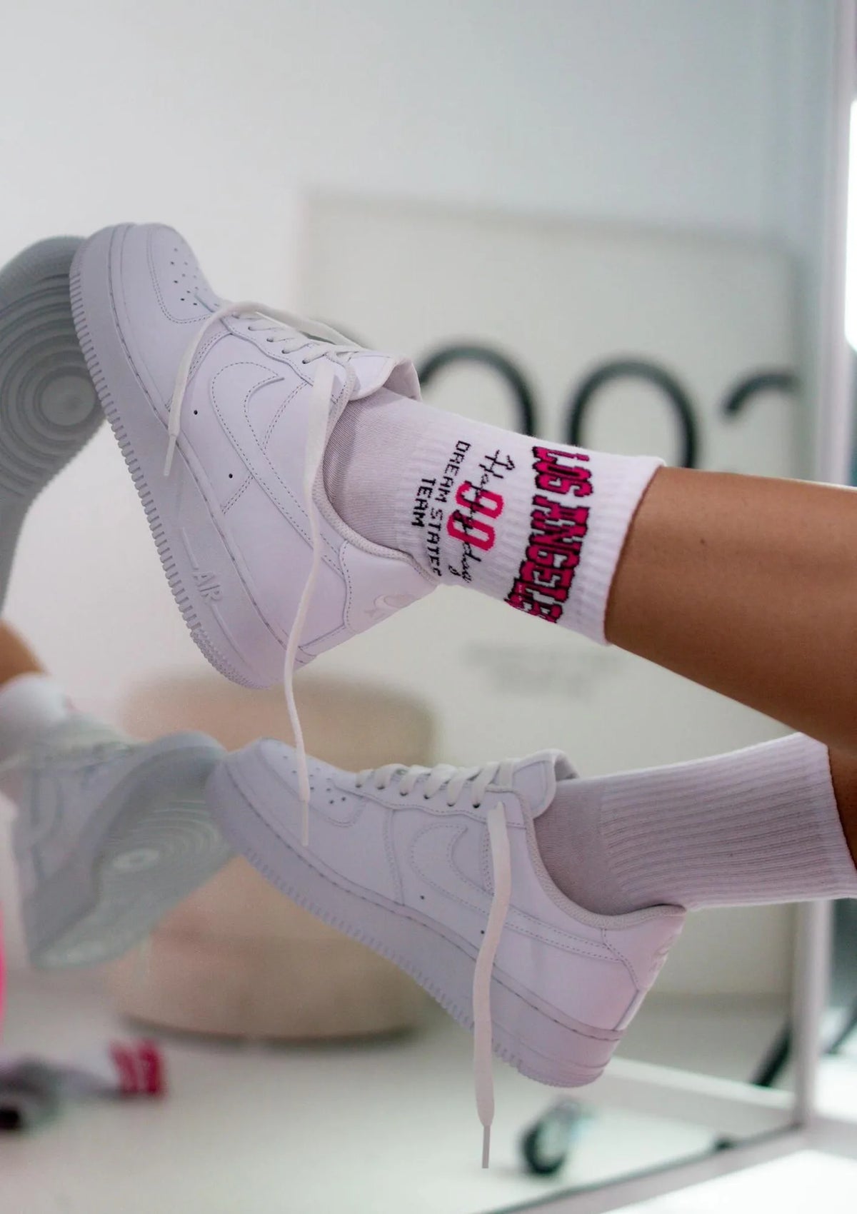 Skarpetki sportowe Los Angeles z neonowym napisem, damskie