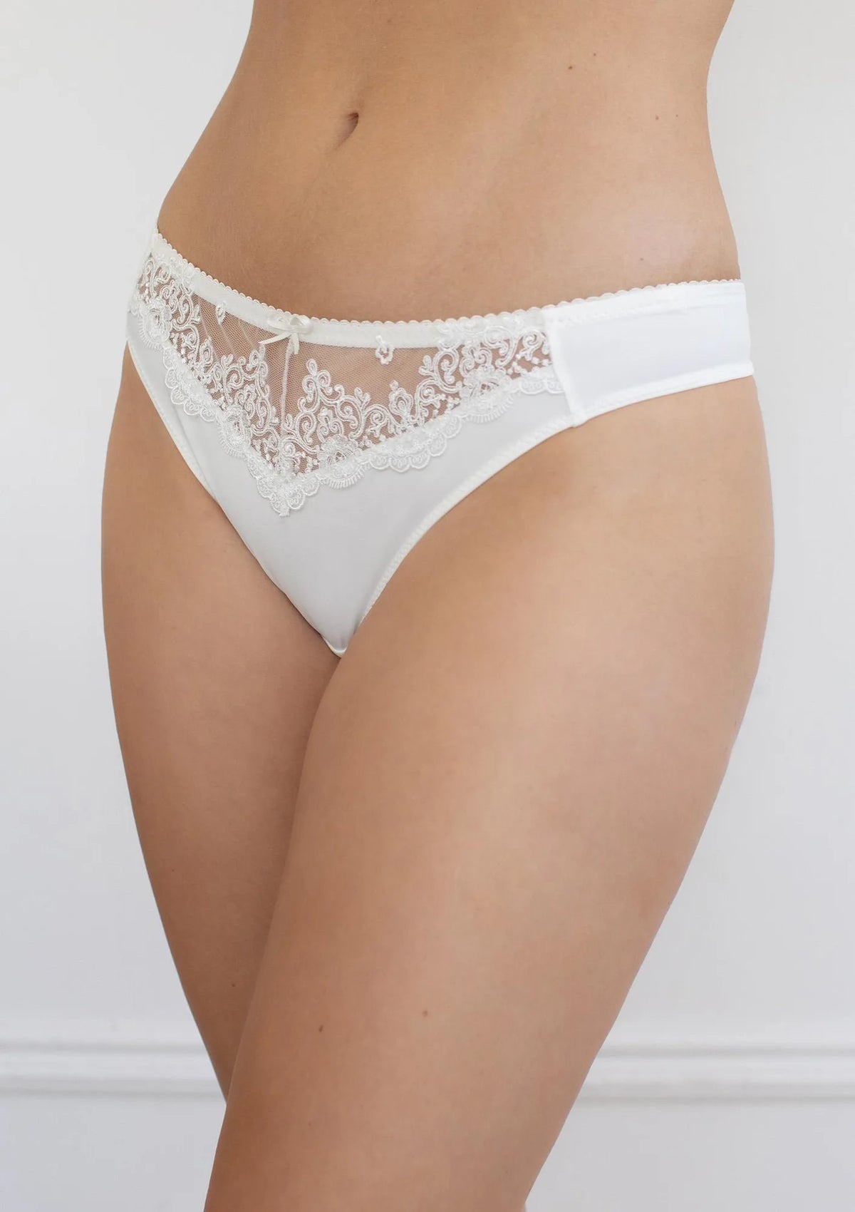 Kleo Eva 3639 stringi damskie białe z haftem i kokardką
