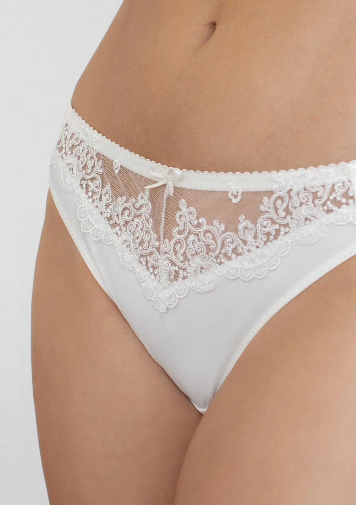 Kleo Eva 3639 stringi damskie białe z haftem i kokardką