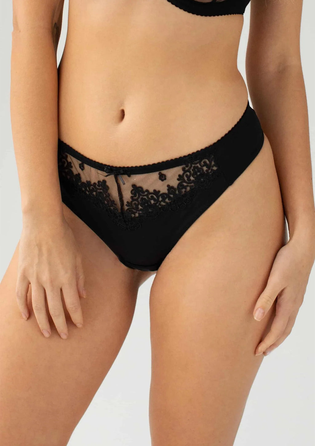 Kleo Eva 3639 stringi damskie czarne z haftem i kokardką