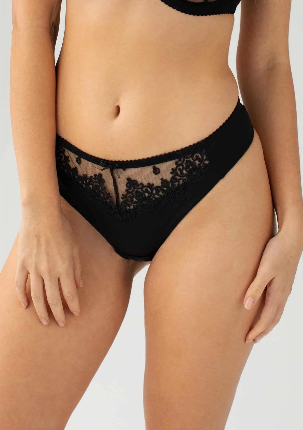 Kleo Eva 3639 stringi damskie czarne z haftem i kokardką