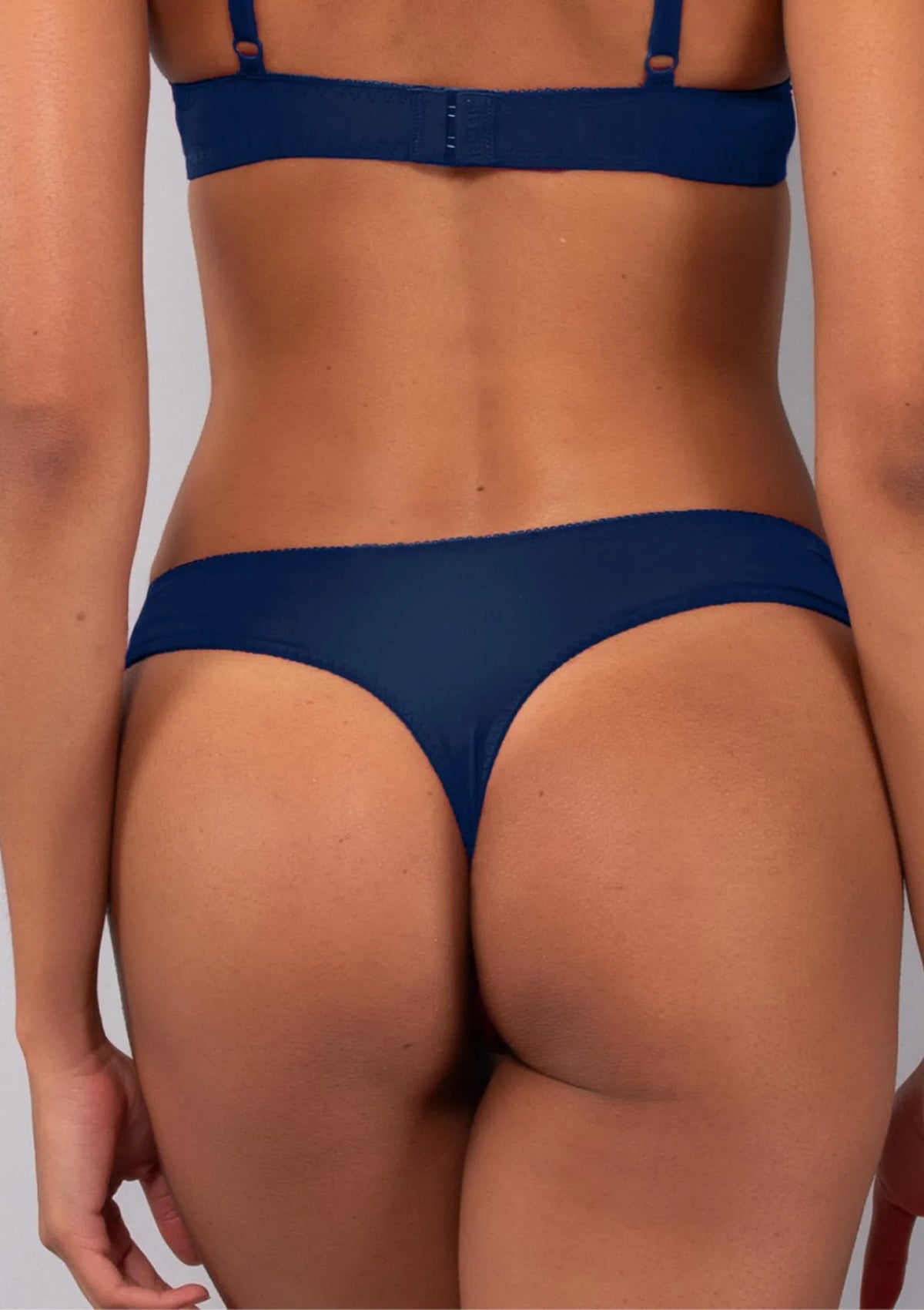 Precious Sielei – stringi damskie z mikrofibry z eleganckim haftem