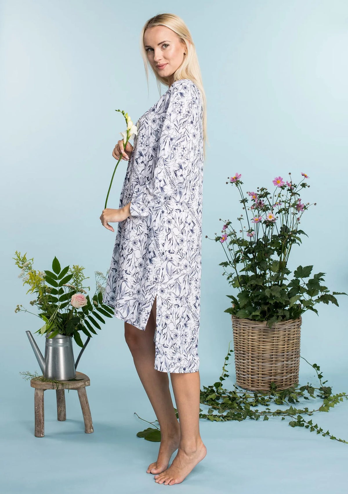 Sukienka Homewear LHD 913 w kwiaty, z przedłużonym tyłem