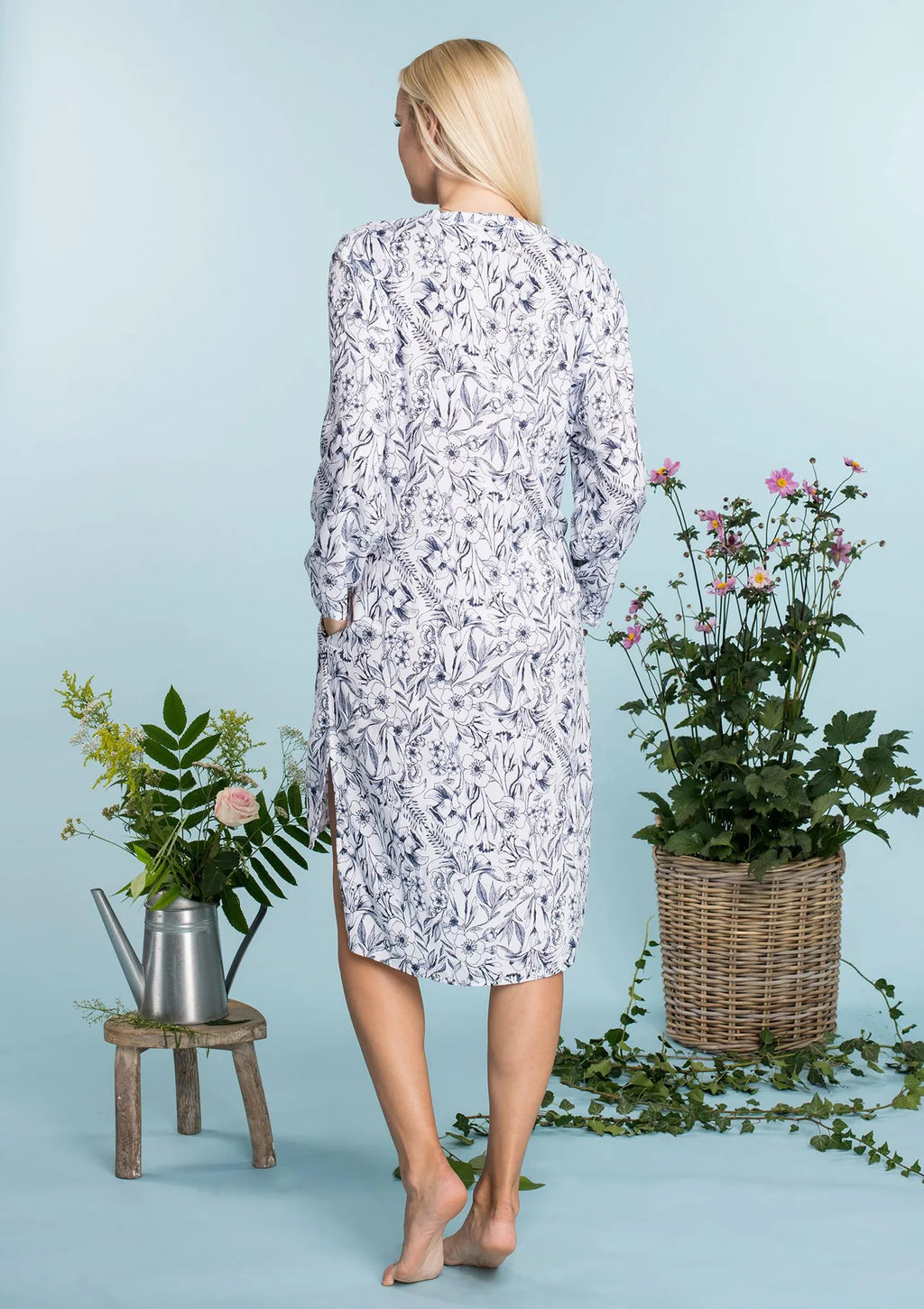 Sukienka Homewear LHD 913 w kwiaty, z przedłużonym tyłem