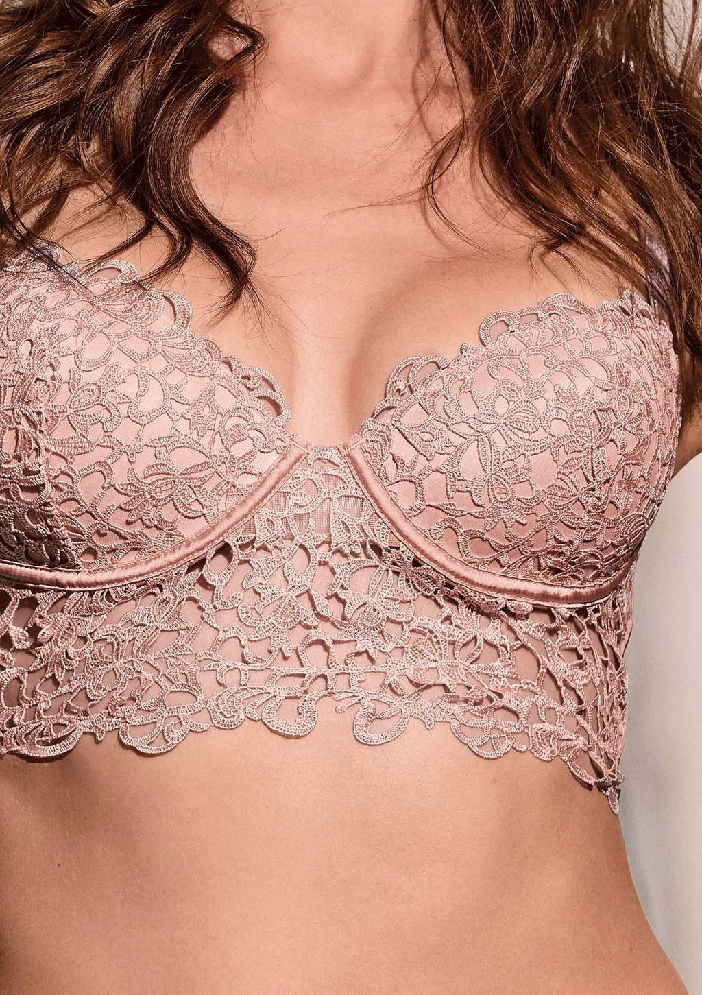 Lormar Chanson 4280 top gorsetowy pudrowy z makramowym haftem